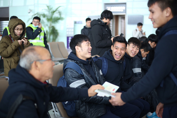 Hoa hậu Mỹ Linh ngồi cùng chuyến bay với tuyển U23 về Việt Nam Hoa hậu Mỹ Linh ngồi cùng chuyến bay với tuyển U23 về Việt Nam